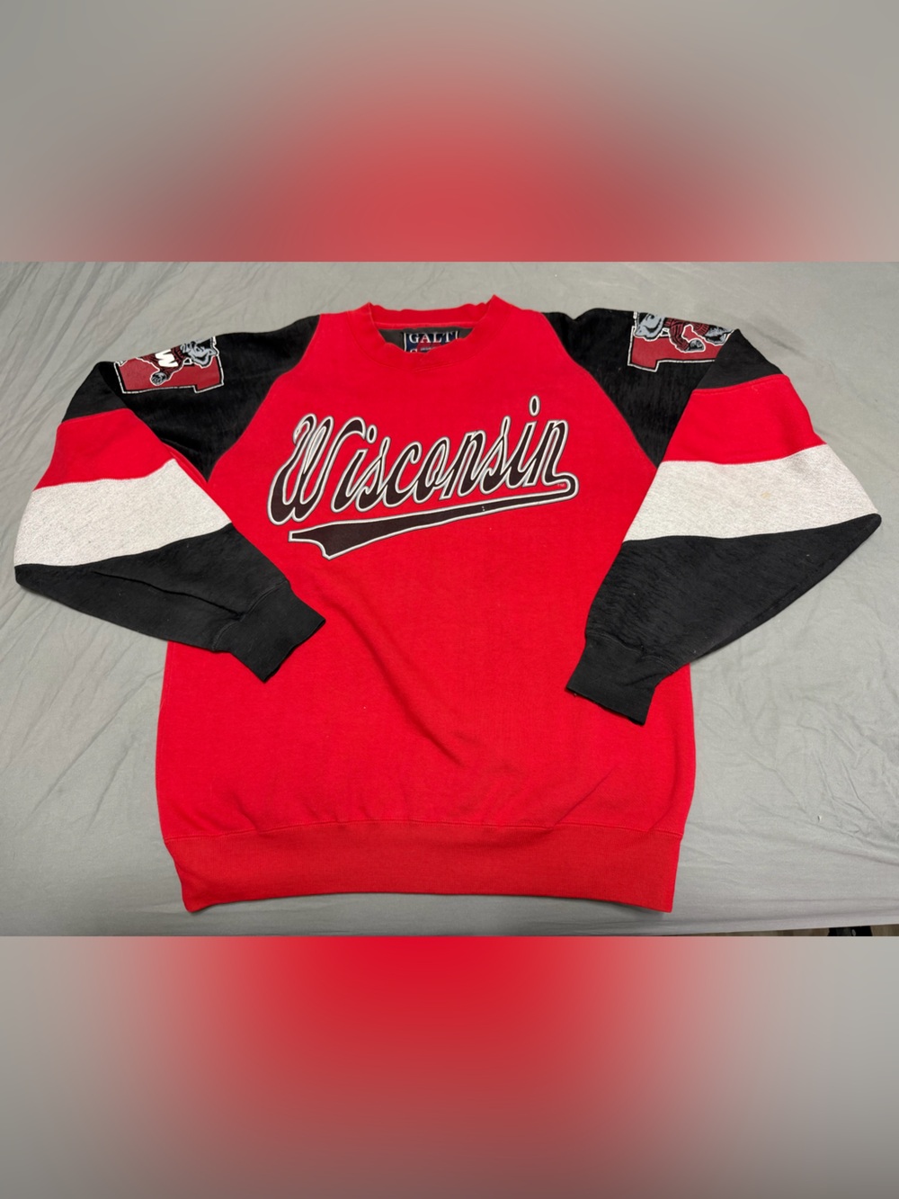Vintage Galt Sand Wisconsin Badgers White Bucky The Badger Crewneck 90s Size M
